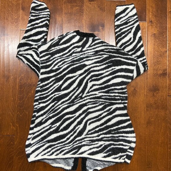 89th + Madison Buttonless Cardigan Zebra Black Striped Plus Women's Size 2XL - Picture 4 of 9